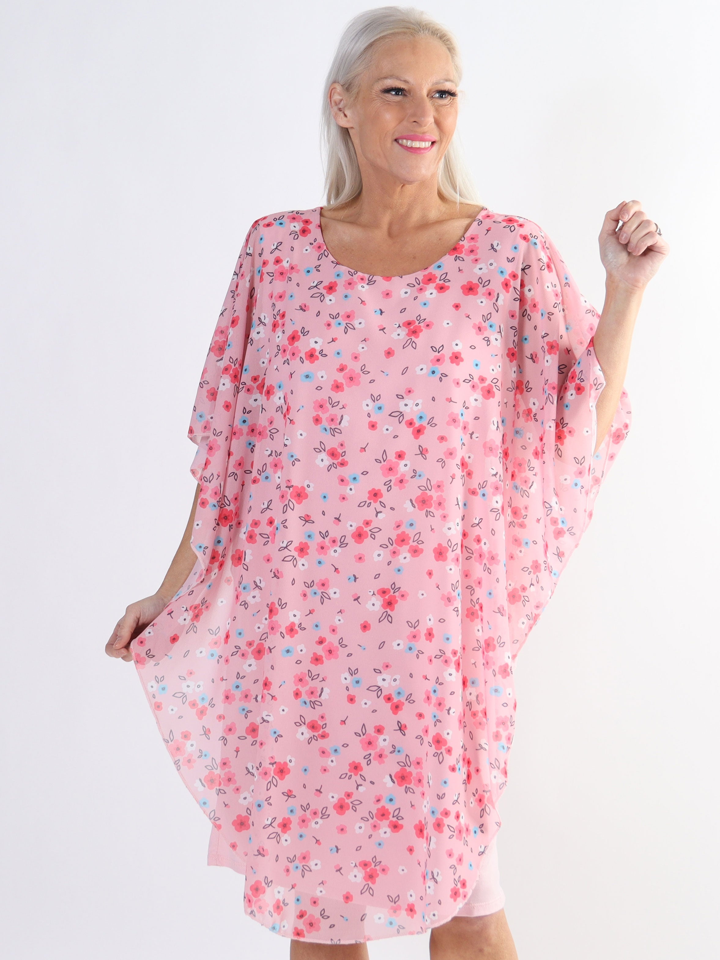 Kenya Small Flower - Tunikaklänning i plus size med blommigt chiffonglager